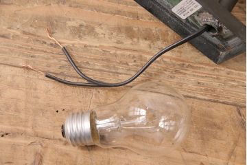 アンティーク照明　柔らかな光でリラックスできる空間を!花の透かしがアクセントのウォールランプ(壁掛け照明、壁付け照明)(R-048196)