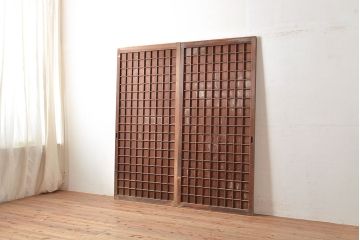 アンティーク建具　古き良き上質な和を楽しむヒノキ材製のマス目格子戸2枚セット(きつね格子、狐格子、板戸、引き戸、建具)(R-048222)