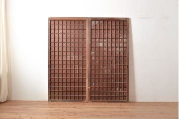 アンティーク建具　古き良き上質な和を楽しむヒノキ材製のマス目格子戸2枚セット(きつね格子、狐格子、板戸、引き戸、建具)(R-048222)