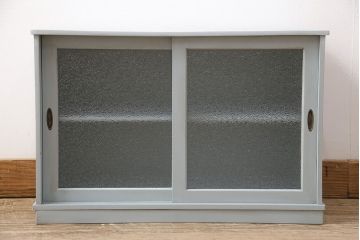 ペイント家具　ダイヤガラスと優しいペイントカラーが可愛らしい昭和レトロな戸棚(キャビネット、収納棚)(R-048240)