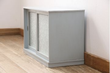 ペイント家具　ダイヤガラスと優しいペイントカラーが可愛らしい昭和レトロな戸棚(キャビネット、収納棚)(R-048240)