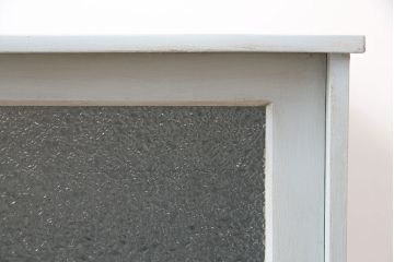 ペイント家具　ダイヤガラスと優しいペイントカラーが可愛らしい昭和レトロな戸棚(キャビネット、収納棚)(R-048240)