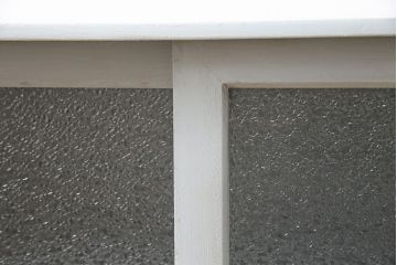 ペイント家具　ダイヤガラスと優しいペイントカラーが可愛らしい昭和レトロな戸棚(キャビネット、収納棚)(R-048240)