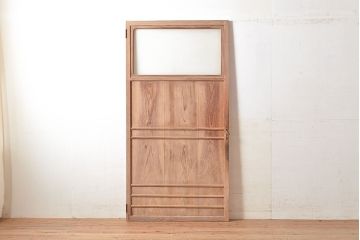 ヴィンテージ建具　昭和中期　窓付き　シンプルなデザインと味のある木肌が魅力的な木製ドア1枚　(R-048250)