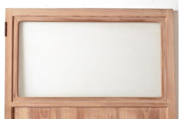 ヴィンテージ建具　昭和中期　窓付き　シンプルなデザインと味のある木肌が魅力的な木製ドア1枚　(R-048250)