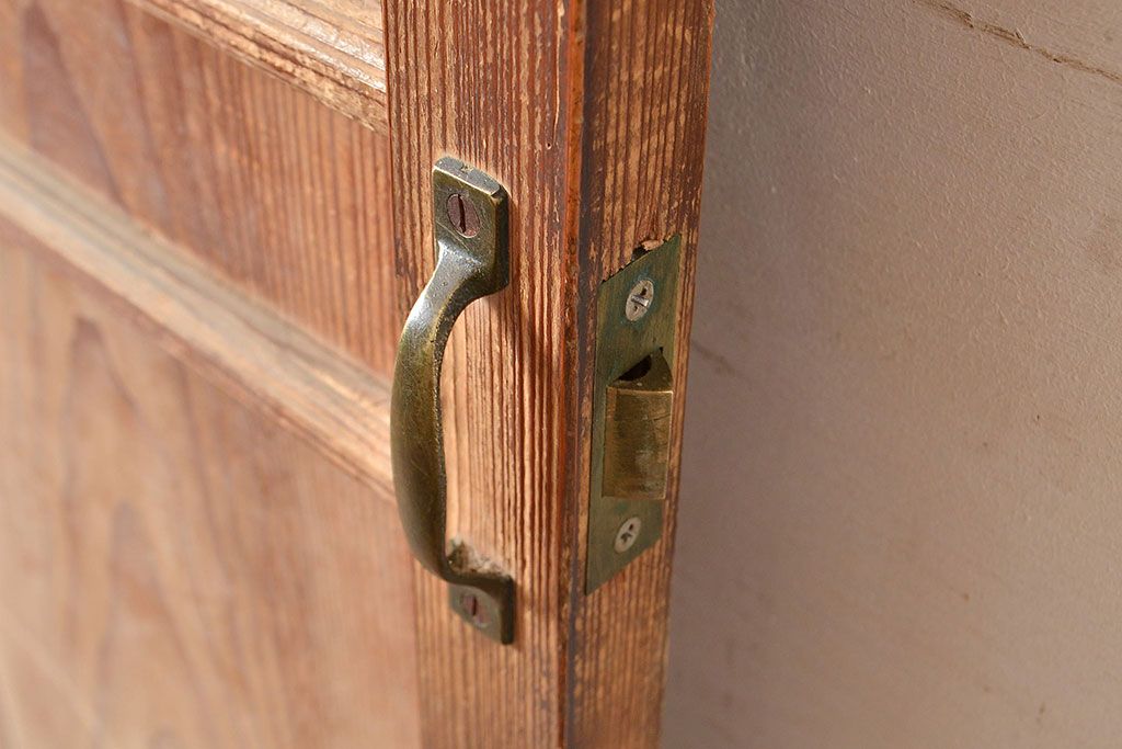 ヴィンテージ建具　昭和中期　窓付き　シンプルなデザインと味のある木肌が魅力的な木製ドア1枚　(R-048250)