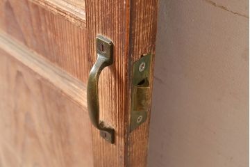 ヴィンテージ建具　昭和中期　窓付き　シンプルなデザインと味のある木肌が魅力的な木製ドア1枚　(R-048250)