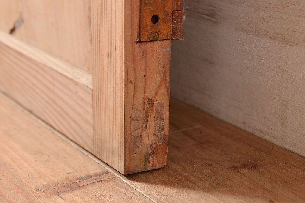 ヴィンテージ建具　昭和中期　窓付き　シンプルなデザインと味のある木肌が魅力的な木製ドア1枚　(R-048250)