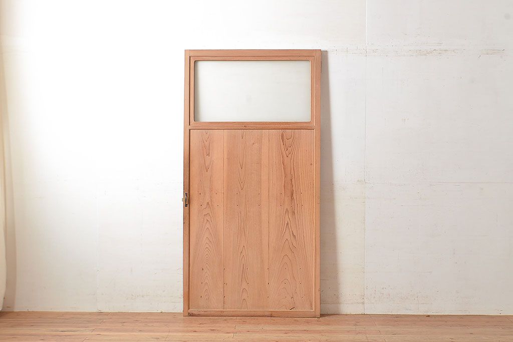 ヴィンテージ建具　昭和中期　窓付き　シンプルなデザインと味のある木肌が魅力的な木製ドア1枚　(R-048250)