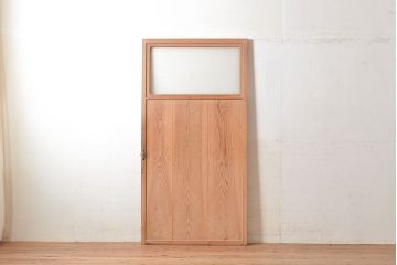 ヴィンテージ建具　昭和中期　窓付き　シンプルなデザインと味のある木肌が魅力的な木製ドア1枚　(R-048250)