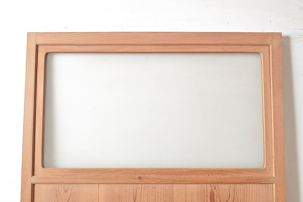 ヴィンテージ建具　昭和中期　窓付き　シンプルなデザインと味のある木肌が魅力的な木製ドア1枚　(R-048250)