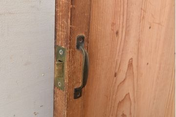 ヴィンテージ建具　昭和中期　窓付き　シンプルなデザインと味のある木肌が魅力的な木製ドア1枚　(R-048250)