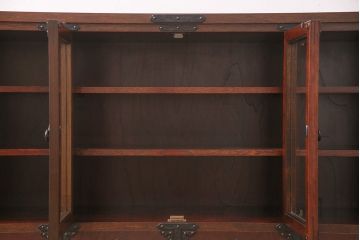 中古　岩谷堂箪笥　桜木家具店作　飾り金具の繊細な意匠が魅力!高級感漂うサイドボード(収納棚、飾り棚、キャビネット)(R-048251)
