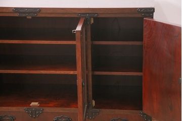 中古　岩谷堂箪笥　桜木家具店作　飾り金具の繊細な意匠が魅力!高級感漂うサイドボード(収納棚、飾り棚、キャビネット)(R-048251)
