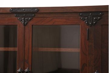 中古　岩谷堂箪笥　桜木家具店作　飾り金具の繊細な意匠が魅力!高級感漂うサイドボード(収納棚、飾り棚、キャビネット)(R-048251)