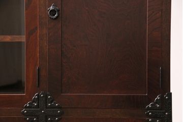 中古　岩谷堂箪笥　桜木家具店作　飾り金具の繊細な意匠が魅力!高級感漂うサイドボード(収納棚、飾り棚、キャビネット)(R-048251)