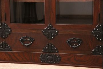 中古　岩谷堂箪笥　桜木家具店作　飾り金具の繊細な意匠が魅力!高級感漂うサイドボード(収納棚、飾り棚、キャビネット)(R-048251)