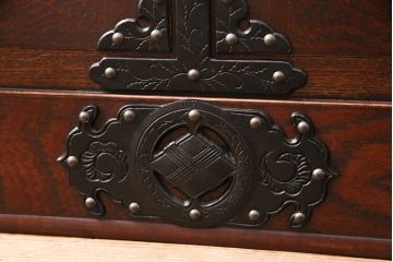 中古　岩谷堂箪笥　桜木家具店作　飾り金具の繊細な意匠が魅力!高級感漂うサイドボード(収納棚、飾り棚、キャビネット)(R-048251)