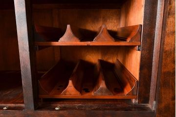 中古　松本民芸家具　コレクションにもおすすめ!クラシックな雰囲気が格好いいS.P型ワインボード(ワインラック、収納棚、戸棚、SP型、キャビネット)(定価約99万円)(R-048254)