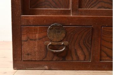和製アンティーク　前面ケヤキ材　取り入れやすいサイズ感が魅力の階段箪笥(引き出し、収納棚、戸棚)(R-048255)