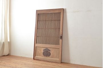 アンティーク建具　総ケヤキ材　貫禄たっぷり!縁起物の巾着金具がアクセントの蔵戸(引き戸、玄関戸)(R-048257)