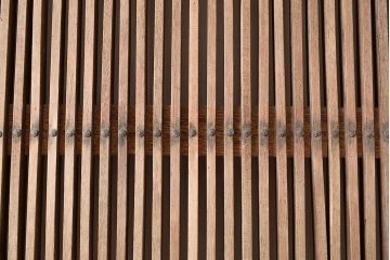 アンティーク建具　総ケヤキ材　貫禄たっぷり!縁起物の巾着金具がアクセントの蔵戸(引き戸、玄関戸)(R-048257)