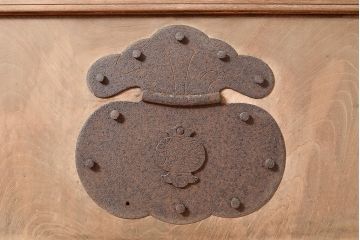 アンティーク建具　総ケヤキ材　貫禄たっぷり!縁起物の巾着金具がアクセントの蔵戸(引き戸、玄関戸)(R-048257)