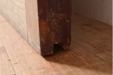 アンティーク建具　総ケヤキ材　貫禄たっぷり!縁起物の巾着金具がアクセントの蔵戸(引き戸、玄関戸)(R-048257)