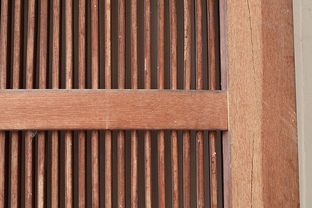 アンティーク建具　総ケヤキ材　貫禄たっぷり!縁起物の巾着金具がアクセントの蔵戸(引き戸、玄関戸)(R-048257)