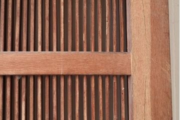 アンティーク建具　総ケヤキ材　貫禄たっぷり!縁起物の巾着金具がアクセントの蔵戸(引き戸、玄関戸)(R-048257)