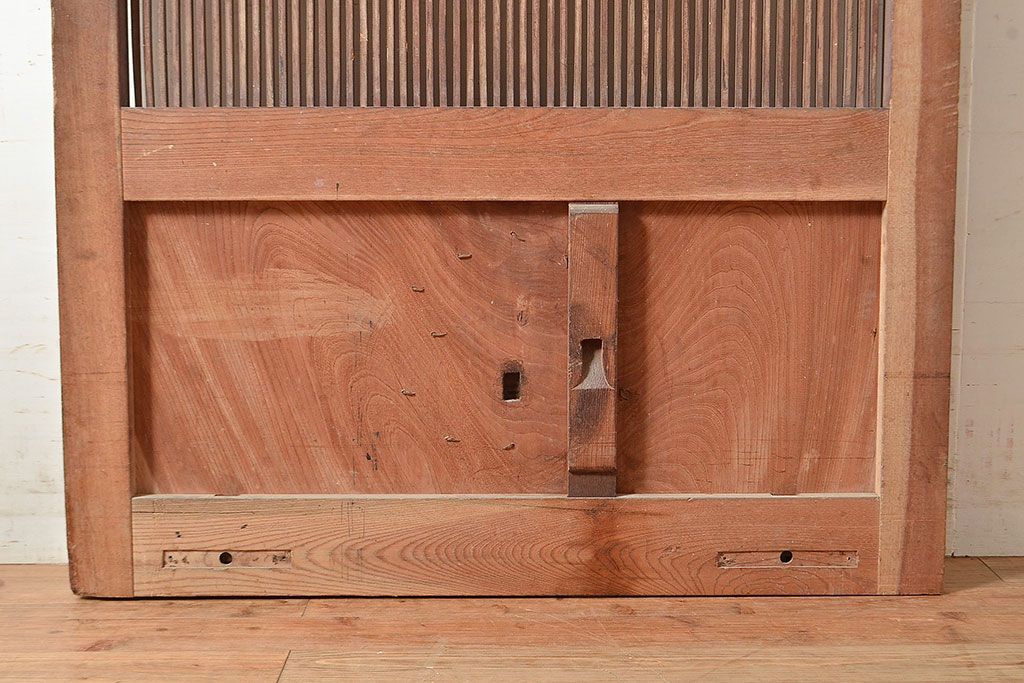 アンティーク建具　総ケヤキ材　貫禄たっぷり!縁起物の巾着金具がアクセントの蔵戸(引き戸、玄関戸)(R-048257)