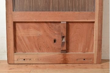 アンティーク建具　総ケヤキ材　貫禄たっぷり!縁起物の巾着金具がアクセントの蔵戸(引き戸、玄関戸)(R-048257)