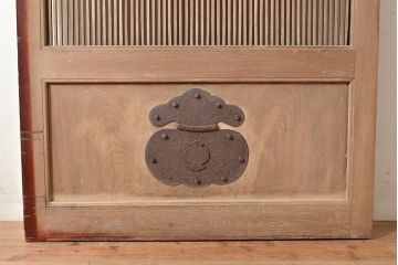 アンティーク建具　総ケヤキ材　貫禄たっぷり!縁起物の巾着金具がアクセントの蔵戸(引き戸、玄関戸)(R-048257)