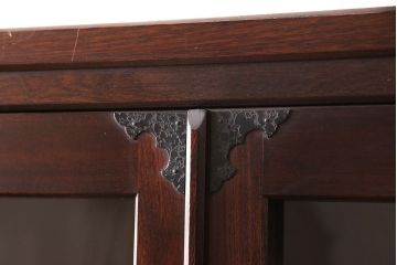 中古　個性的な金具が目を引く志太民芸家具の戸棚(収納棚、ガラスキャビネット)(定価40万円)(R-048258)