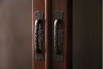 中古　個性的な金具が目を引く志太民芸家具の戸棚(収納棚、ガラスキャビネット)(定価40万円)(R-048258)