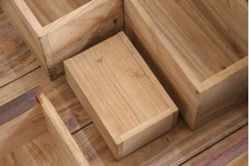 和製アンティーク　かくし付き!漆塗りと細かな透かし金具が見事な総桐材製の佐渡箪笥サイドボード(八幡箪笥、引き出し、時代箪笥)(R-048261)