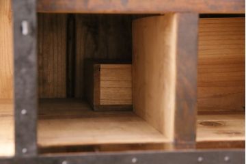 和製アンティーク　かくし付き!漆塗りと細かな透かし金具が見事な総桐材製の佐渡箪笥サイドボード(八幡箪笥、引き出し、時代箪笥)(R-048261)