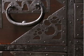 和製アンティーク　かくし付き!漆塗りと細かな透かし金具が見事な総桐材製の佐渡箪笥サイドボード(八幡箪笥、引き出し、時代箪笥)(R-048261)