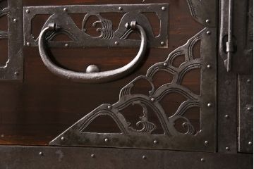和製アンティーク　かくし付き!漆塗りと細かな透かし金具が見事な総桐材製の佐渡箪笥サイドボード(八幡箪笥、引き出し、時代箪笥)(R-048261)