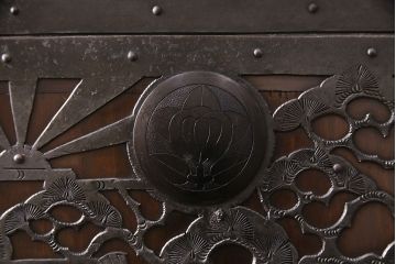 和製アンティーク　かくし付き!漆塗りと細かな透かし金具が見事な総桐材製の佐渡箪笥サイドボード(八幡箪笥、引き出し、時代箪笥)(R-048261)
