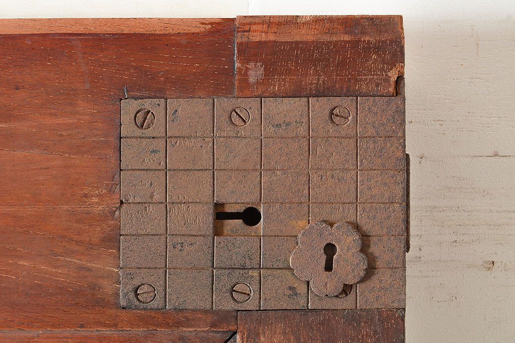 アンティーク建具　明治期　欅(ケヤキ)材の一枚板を使用した贅沢なつくりの蔵戸1枚　(R-048262)