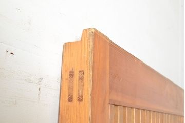 アンティーク建具　ヒノキ材　粋な和の雰囲気を盛り上げる亀甲金網付きの蔵戸(引き戸、玄関戸)(R-048263)