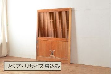 アンティーク建具　ヒノキ材　粋な和の雰囲気を盛り上げる亀甲金網付きの蔵戸(引き戸、玄関戸)(R-048263)