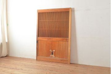 アンティーク建具　ヒノキ材　粋な和の雰囲気を盛り上げる亀甲金網付きの蔵戸(引き戸、玄関戸)(R-048263)