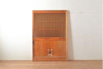 アンティーク建具　ヒノキ材　粋な和の雰囲気を盛り上げる亀甲金網付きの蔵戸(引き戸、玄関戸)(R-048263)