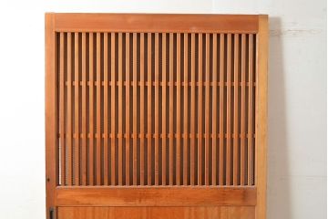 アンティーク建具　ヒノキ材　粋な和の雰囲気を盛り上げる亀甲金網付きの蔵戸(引き戸、玄関戸)(R-048263)