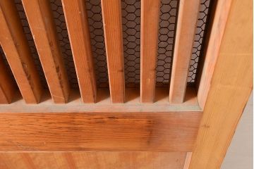 アンティーク建具　ヒノキ材　粋な和の雰囲気を盛り上げる亀甲金網付きの蔵戸(引き戸、玄関戸)(R-048263)