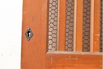 アンティーク建具　ヒノキ材　粋な和の雰囲気を盛り上げる亀甲金網付きの蔵戸(引き戸、玄関戸)(R-048263)