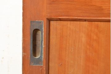 アンティーク建具　ヒノキ材　粋な和の雰囲気を盛り上げる亀甲金網付きの蔵戸(引き戸、玄関戸)(R-048263)