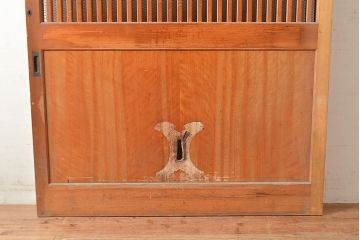 アンティーク建具　ヒノキ材　粋な和の雰囲気を盛り上げる亀甲金網付きの蔵戸(引き戸、玄関戸)(R-048263)